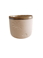 فنجان قهوة عربي فاخر بتصميم نقش بارز – لون بيج مع حافة بنية – طابع تراثي أنيق