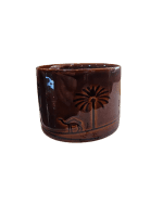 فنجان قهوة عربي فاخر بتصميم تراثي – نقش نخلة وجمل – لون بني لامع